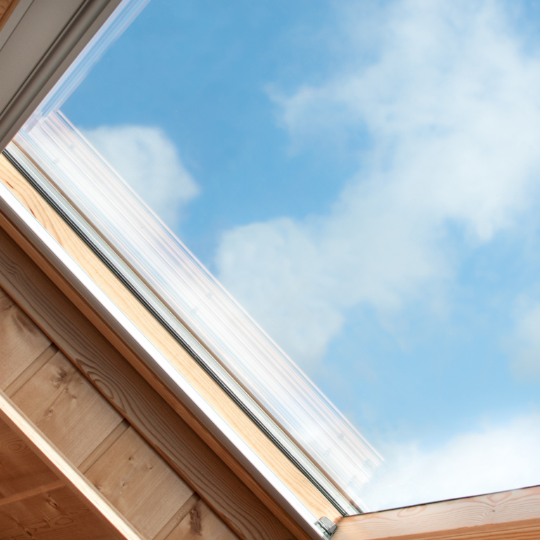 Pose de fenêtre de toit Velux à Mougins